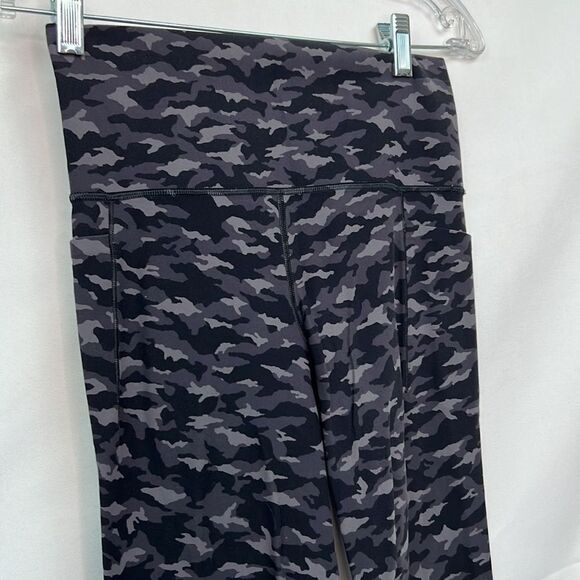 Athleta Black And Gray salutation stash pocket Camo Leggings Size small EUC - Picture 2 of 11